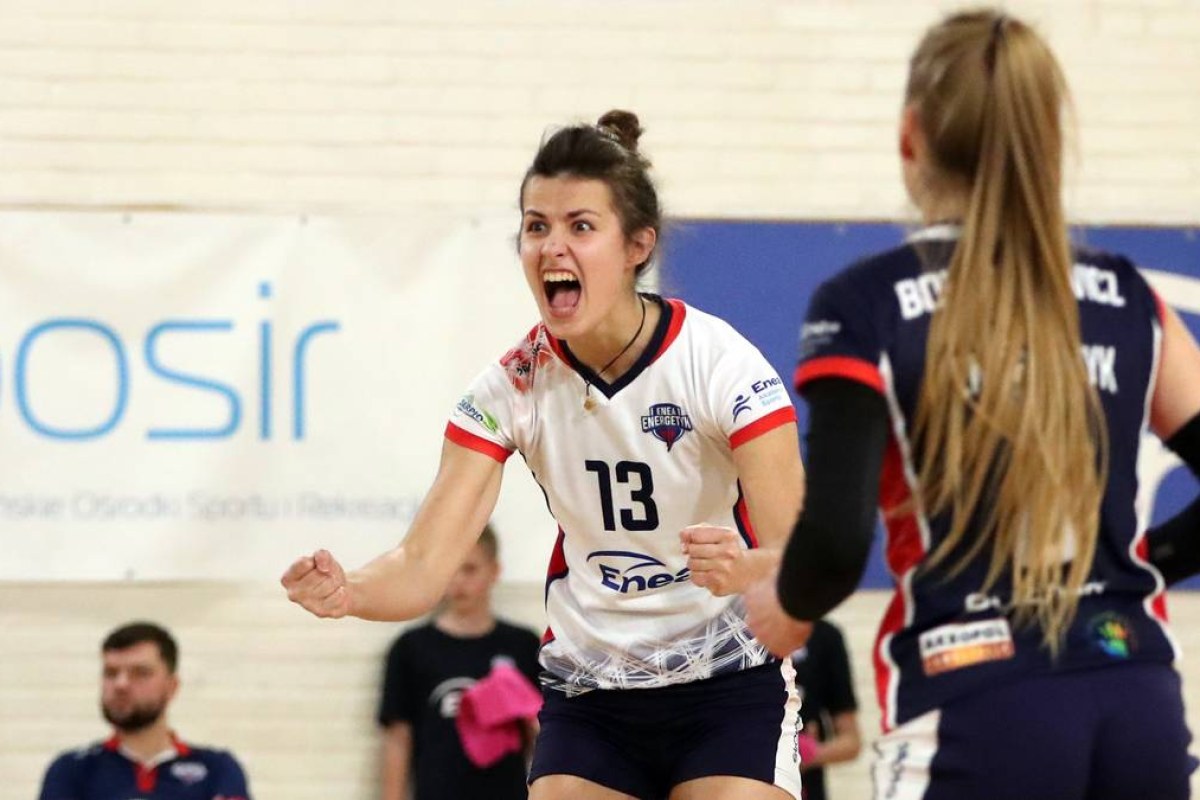 volleyball team celebration