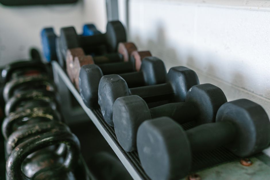 Kettlebells vs. Dumbbells: Które lepsze do budowania mięśni i siły?