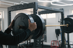 IFBB Pro Regan Grimes zdradza prostą strategię 2 serii na masywne nogi