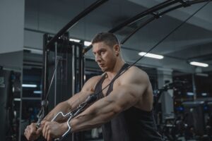 Ćwiczenie na triceps, które buduje większe ramiona bez obciążania pleców