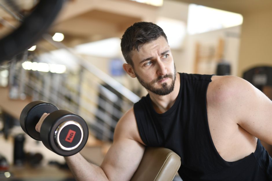 Jak zbudować większe bicepsy? Kluczowe zasady wzrostu mięśni i rozwoju szczytu