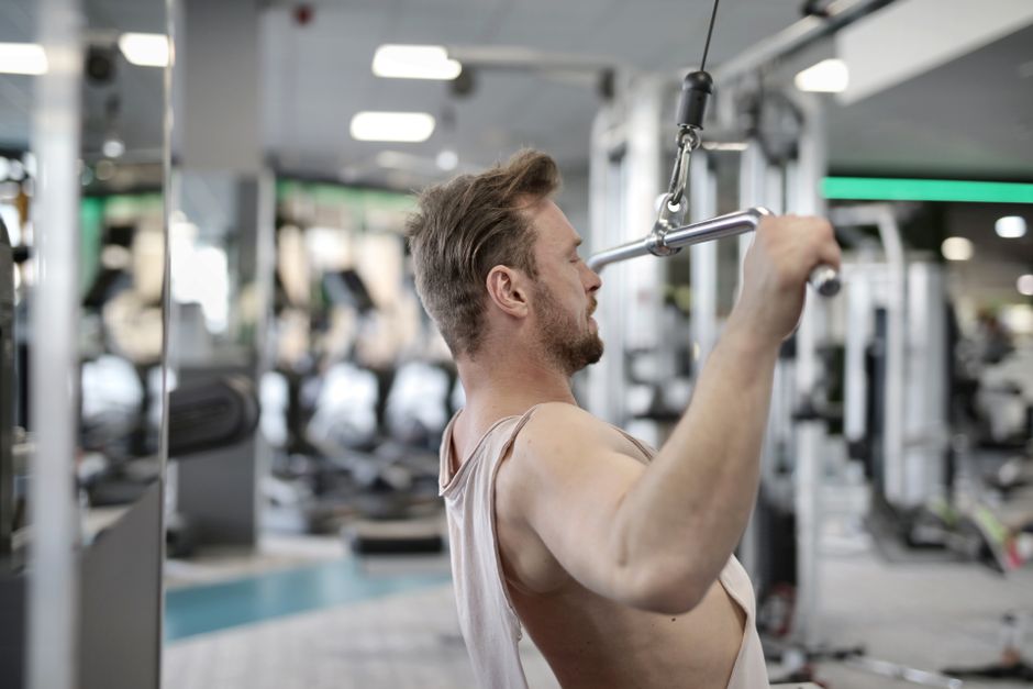 3 błędy w ściąganiu drążka do klatki, które hamują wzrost mięśni – radzi IFBB Pro Petar Klancir