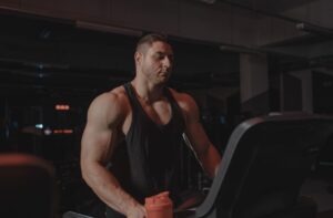 Trener John Jewett zdradza sekret na ostatnią warstwę tłuszczu bez utraty mięśni