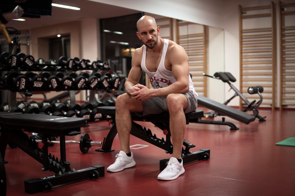 Trening w zmęczeniu: czy warto odpuścić? Eksperci wyjaśniają, kiedy odpoczynek jest konieczny