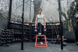 Chaos Suitcase Carry: niestabilny marsz z obciążeniem na grip i core