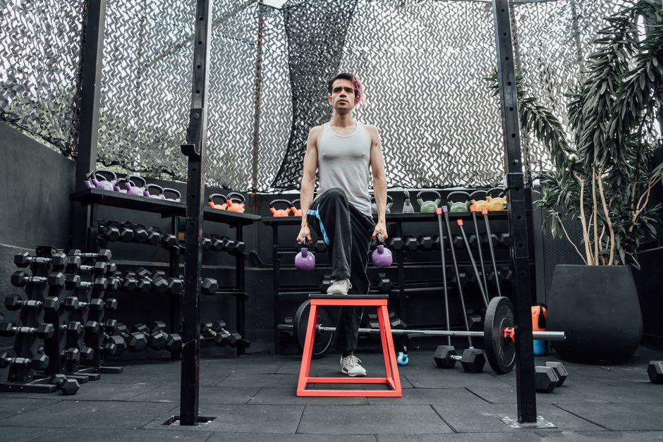 Chaos Suitcase Carry: niestabilny marsz z obciążeniem na grip i core
