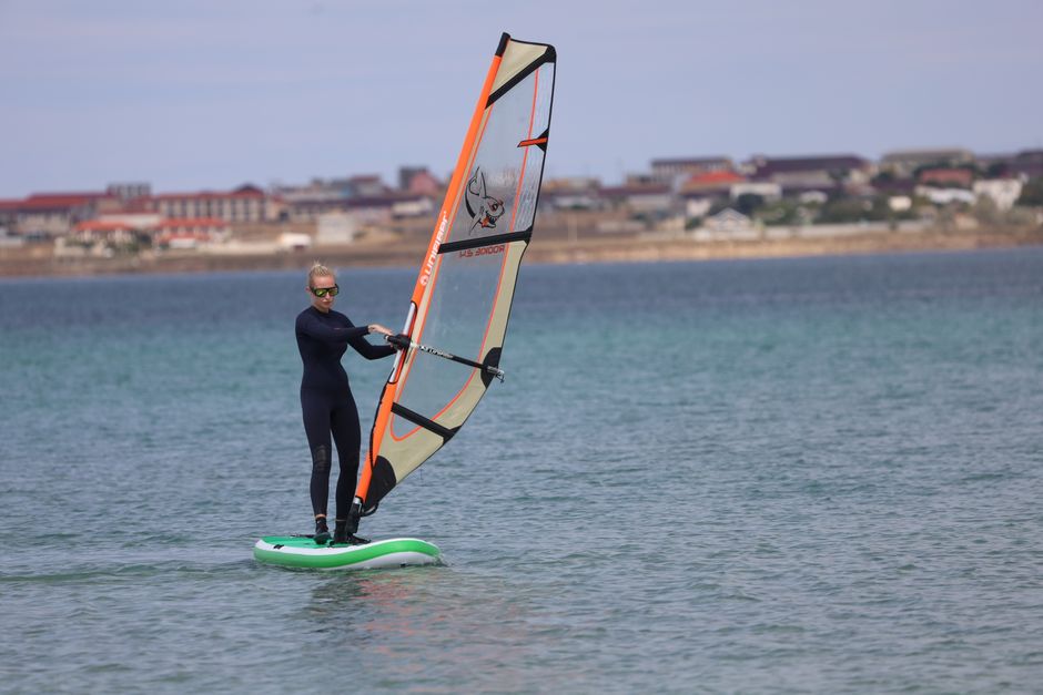 Mistrzyni świata w windsurfingu Emma Wilson: trening nóg kluczem do sukcesu w 2026