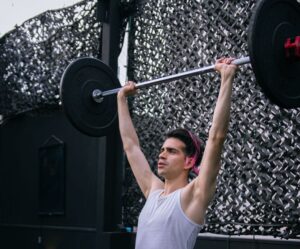 Ból nadgarstków przy wyciskaniu sztangi nad głowę? Poznaj 5 sposobów na poprawę techniki i 5 alternatyw