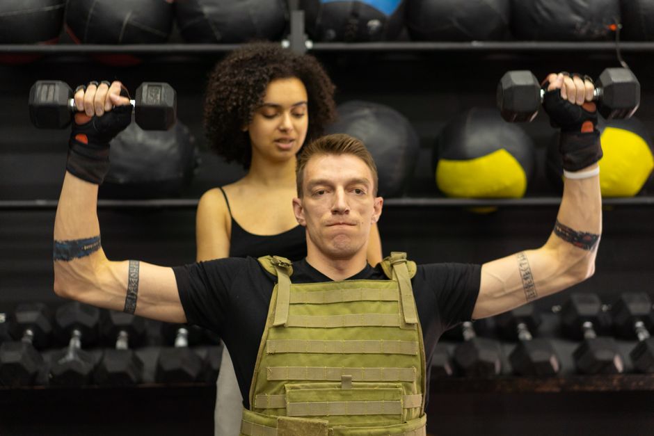 Trening Joe DeFranco: 30 minut piekła z hantlami na całe ciało