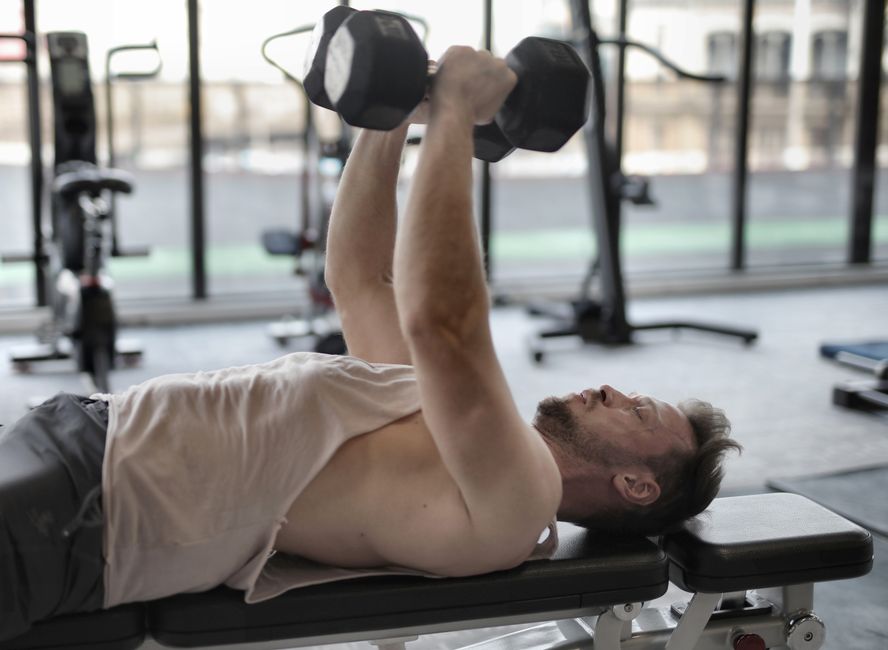 Pompki na poręczach bolą w barki? 5 zamienników, które zbudują klatkę i triceps bez bólu