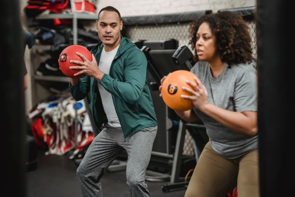 Rotacyjny slam piłką lekarską – jak rozwinąć siłę i szybkość sportową
