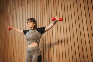 Sekret szerszych barków: metoda „Extended Set” od Dana Linn Bailey